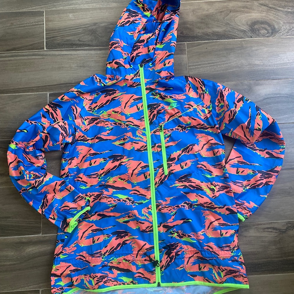 Patterned Nike wind breaker!! NWOT